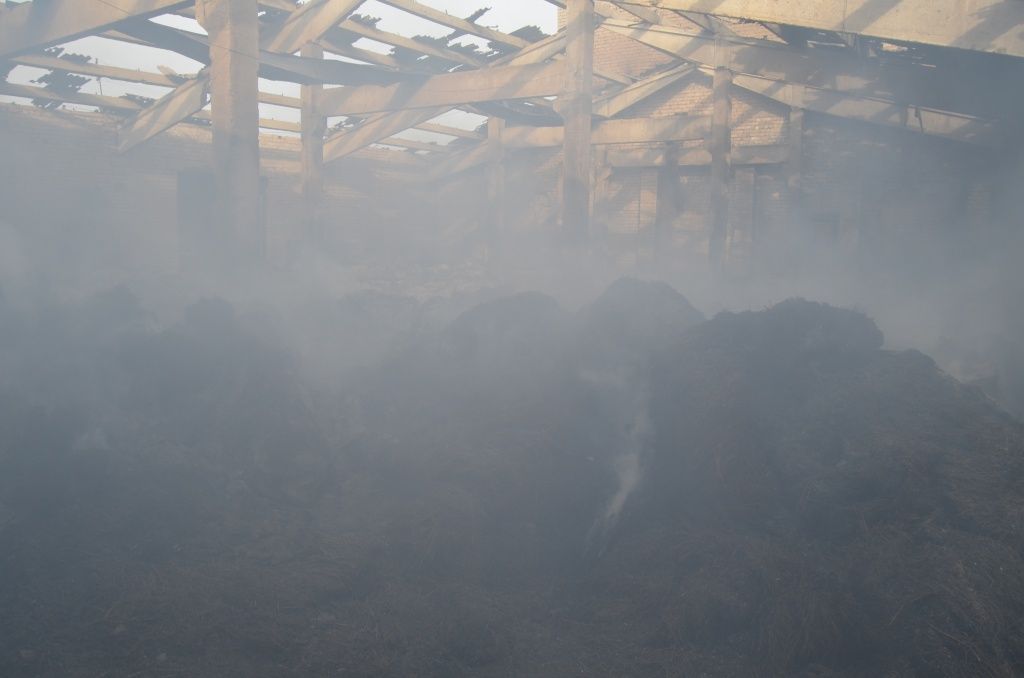 Даже спустя три дня после пожара в складе дым стоит столбом.JPG