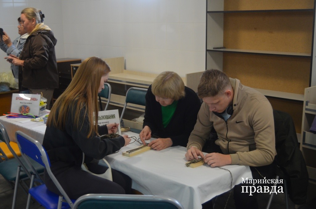 Мастер-класс по плетению браслетов выживания пользовался популярностью. Мастер-класс по плетению браслетов выживания пользовался популярностью(1).jpg