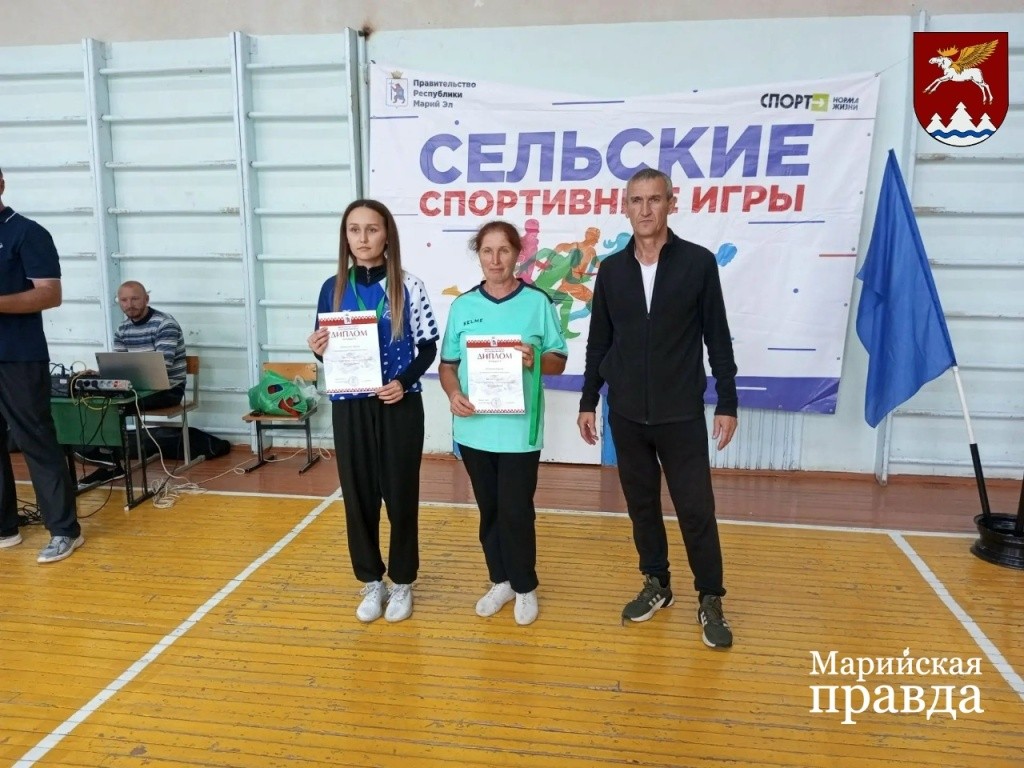 Награды за победительницу получила ее наставница Маргарита Иванова ( на фото в центре). Награды за победительницу получила ее наставница Маргарита Иванова ( на фото в центре)(1).jpg