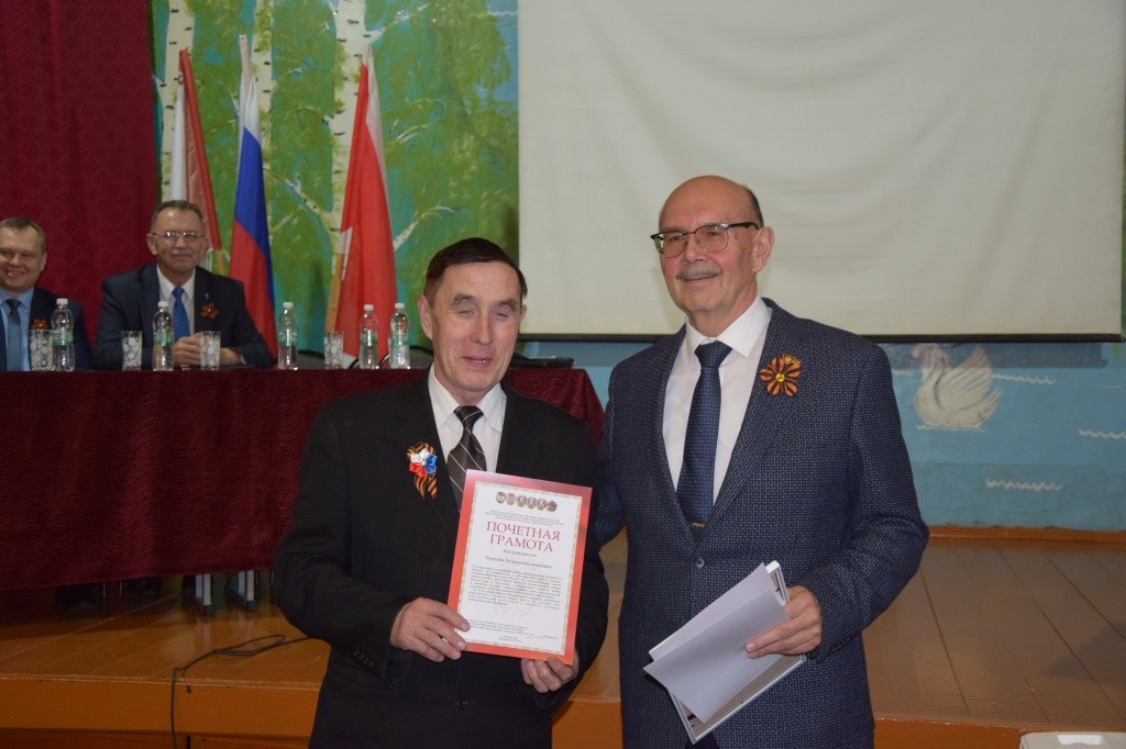 Ветераны комсомола отметили многолетний труд общественника и краеведа Леонида Киртаева. (Фото предоставлено Сергеем Шареевым).