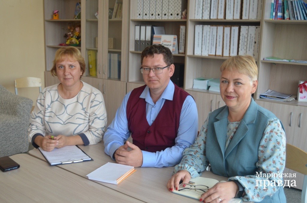 Инициатором перемен стала школьная администрация директор Евгений Прокопьев и его замы Марина Горинова и Елена Казакова. 1.jpg