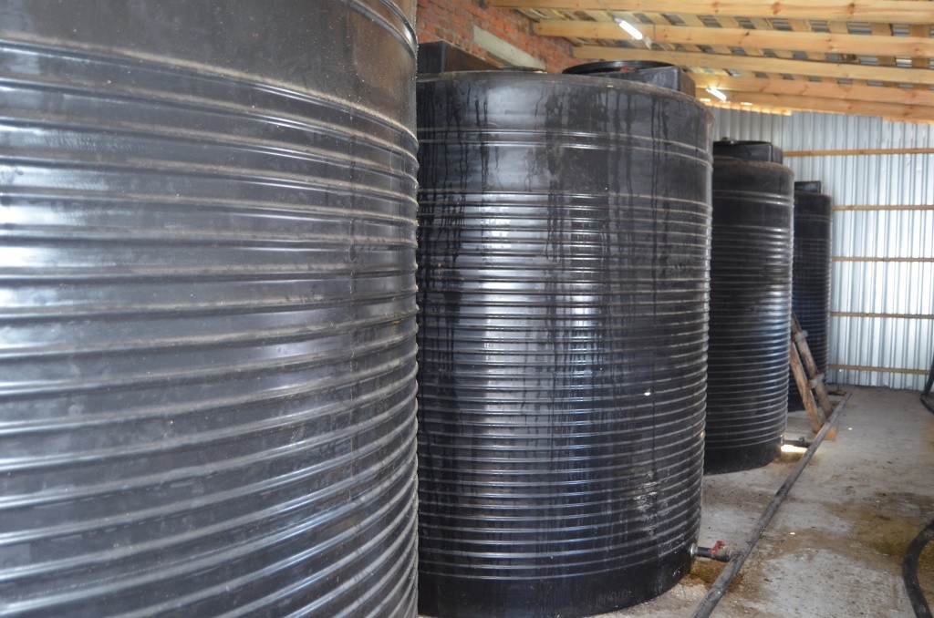 В этих цистернах хранится масло. В этих цистернах хранится масло.jpg