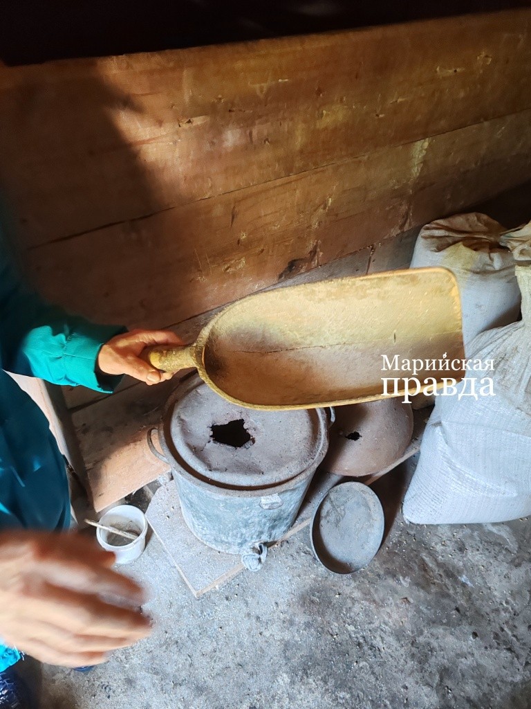 Этому совку для зерна или муки тоже очень много лет1.jpg