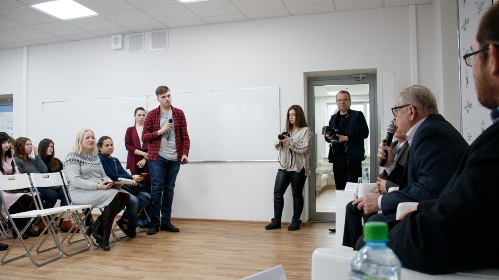 Гость мероприятия задаёт вопрос