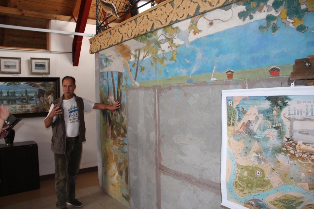 Для художника работа над фреской Посвящение Мороскинским рыбакам - дело особенное. Фото Евгения Кузнецова.jpg Для художника работа над фреской Посвящение Мороскинским рыбакам - дело особенное. Фото Евгения Кузнецова.jpg