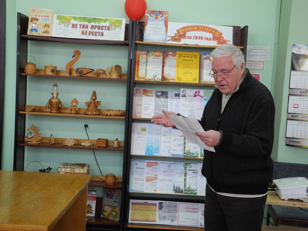 Поэт Геннадий Смирнов прочел на встрече свои стихи. (Фото Натальи Кулишовой). 