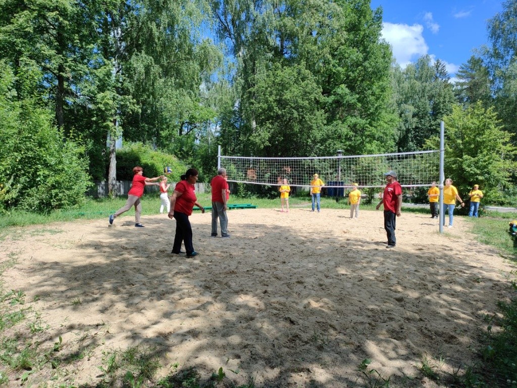 Разминка - на волейбольной площадке. (Фото предоставлено МРО ВОИ).