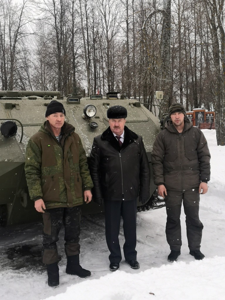Фото на память глава администрации района Сергей Михеев вместе с водителями тягача Иваном Танеровым и Эдуардом Таныгиным.jpg