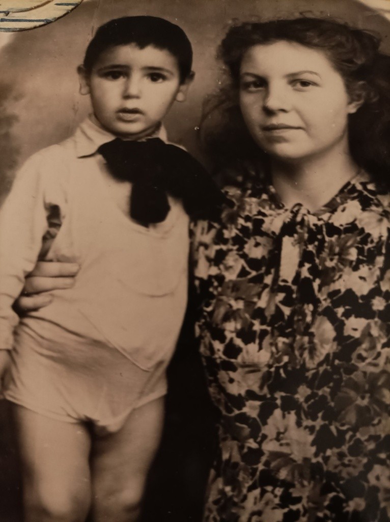 Лиля с приемным братом Валерой.jpg