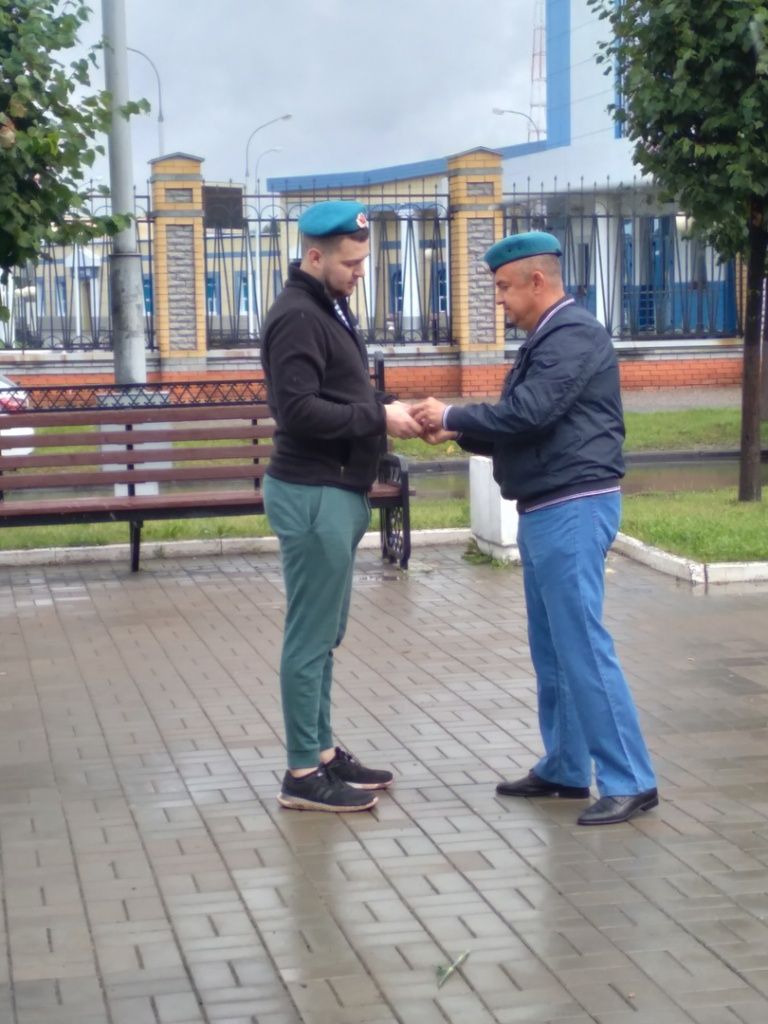 Вручение юбилейных медалей. (Фото регионального отделения Союза десантников России).