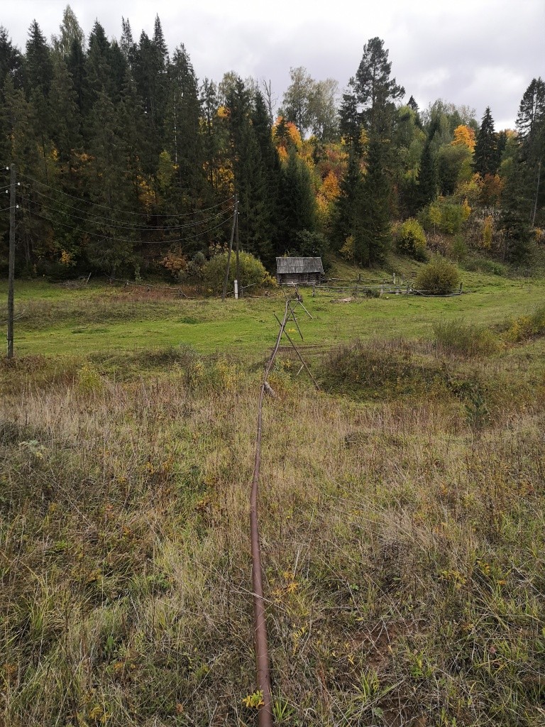 Трубы водоснабжения уложены прямо на поверхности.jpg