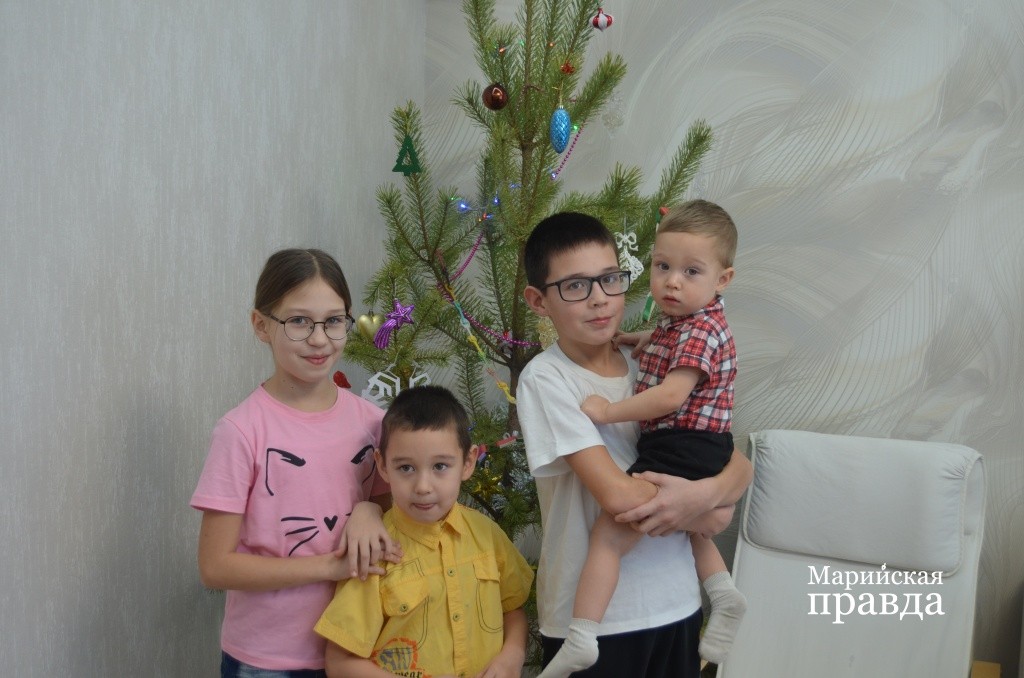 Фото младших Милютиных на фоне новогодней елочки..jpg