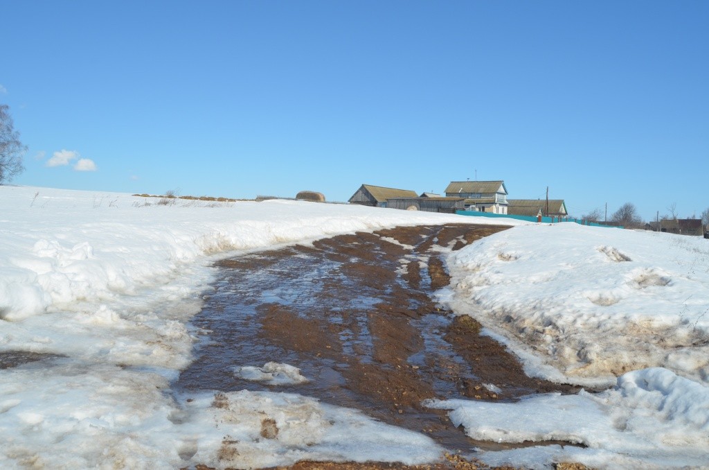 Никаких снежных валов на обочине, потому что ротор отбрасывает снег далеко в сторону.JPG
