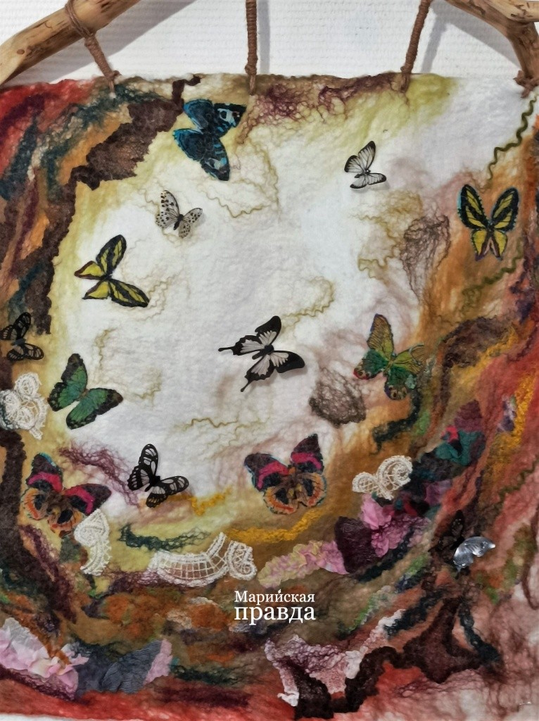При изготовлении настенных панно мастер, помимо шерсти, использует шелк, кружева и другие материалы..jpg