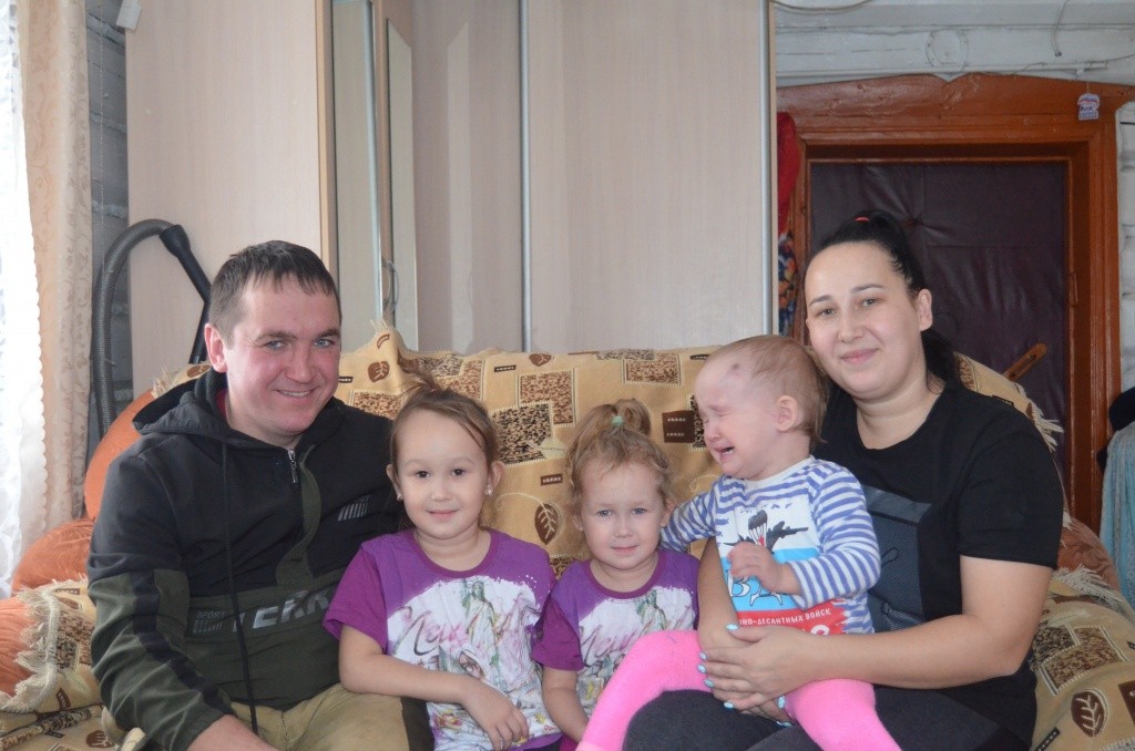 Младшенькая Настя испугалась фотовспышки и пустилась в рев.jpg