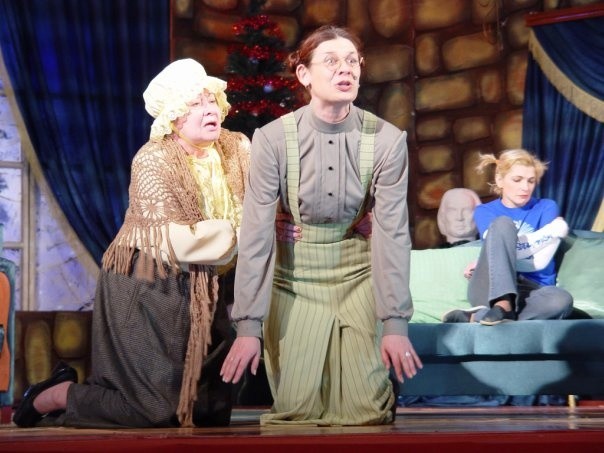 С дочерью, нар.арт. РМЭ Евгенией Москаленко в спектакле Восемь любящих женщин. фото предоставлено АРТД им. Г. Константинова.jpg