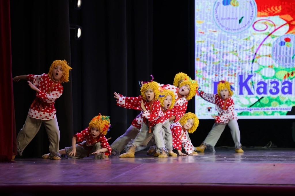 Юные артисты ансамбля Улыбка. Фото предоставлено Жанной Шутылевой.jpg