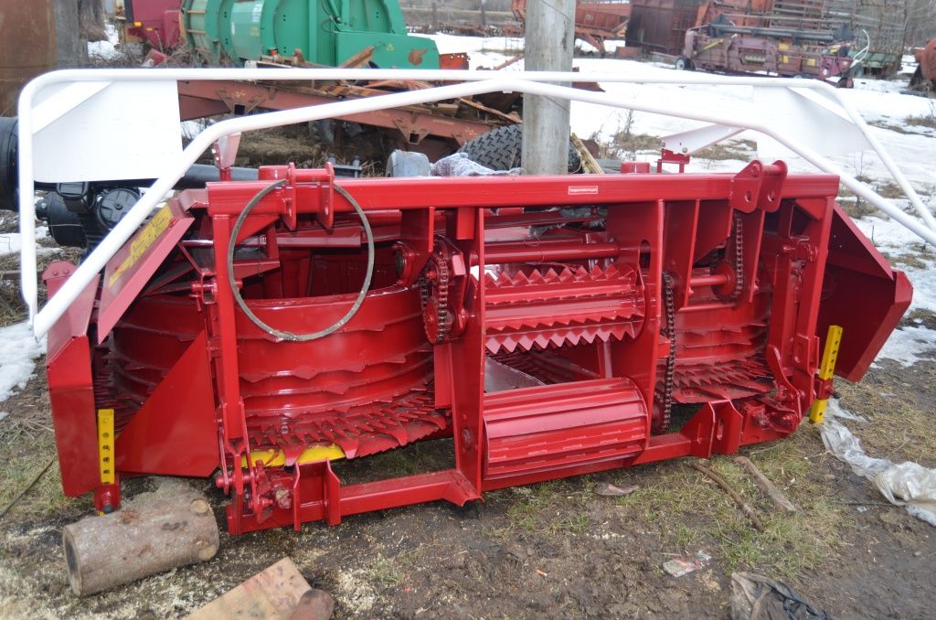 Совершенно новая жатка для уборки кукурузы.JPG