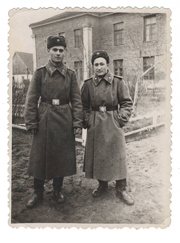 Захаренко и Габдулганиев возле казармы. (Фото предоставлено Надеждой Костылевой).