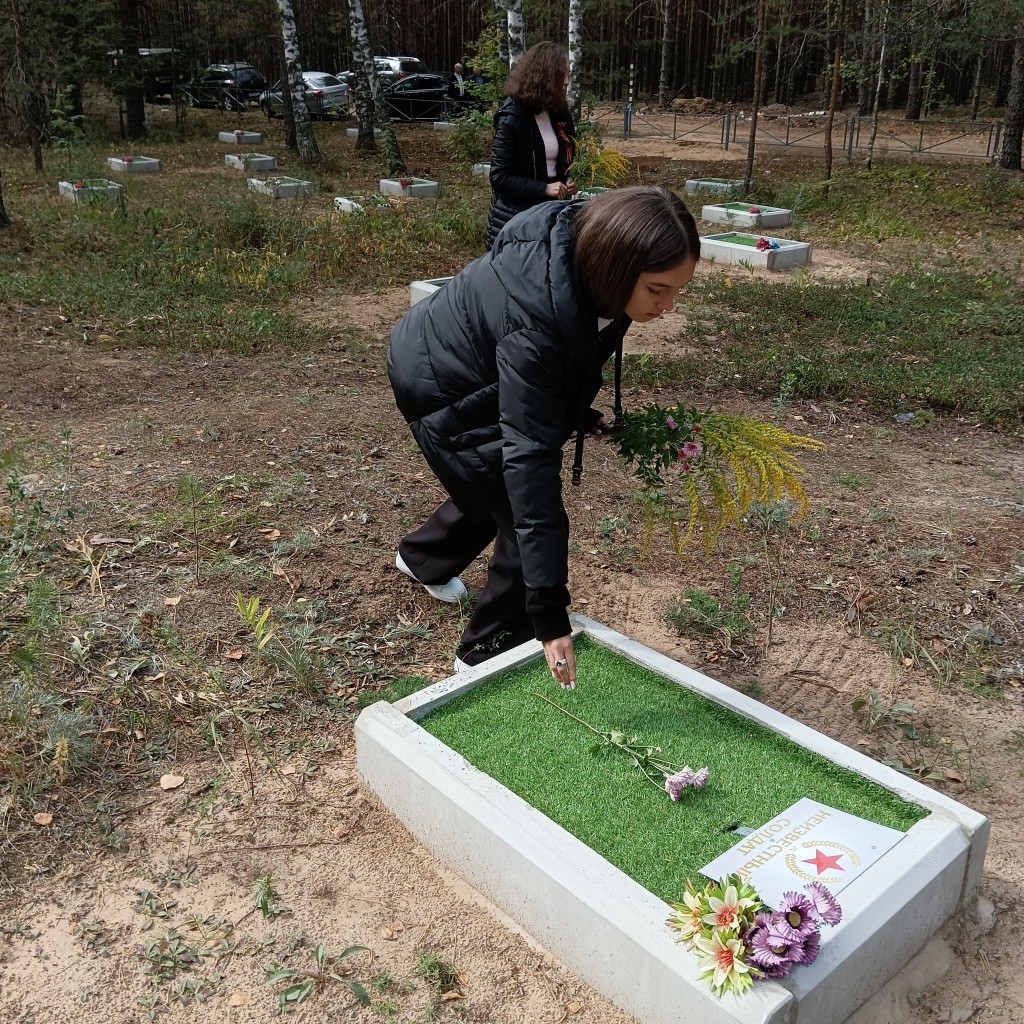 Цветы к памятнику.jpg