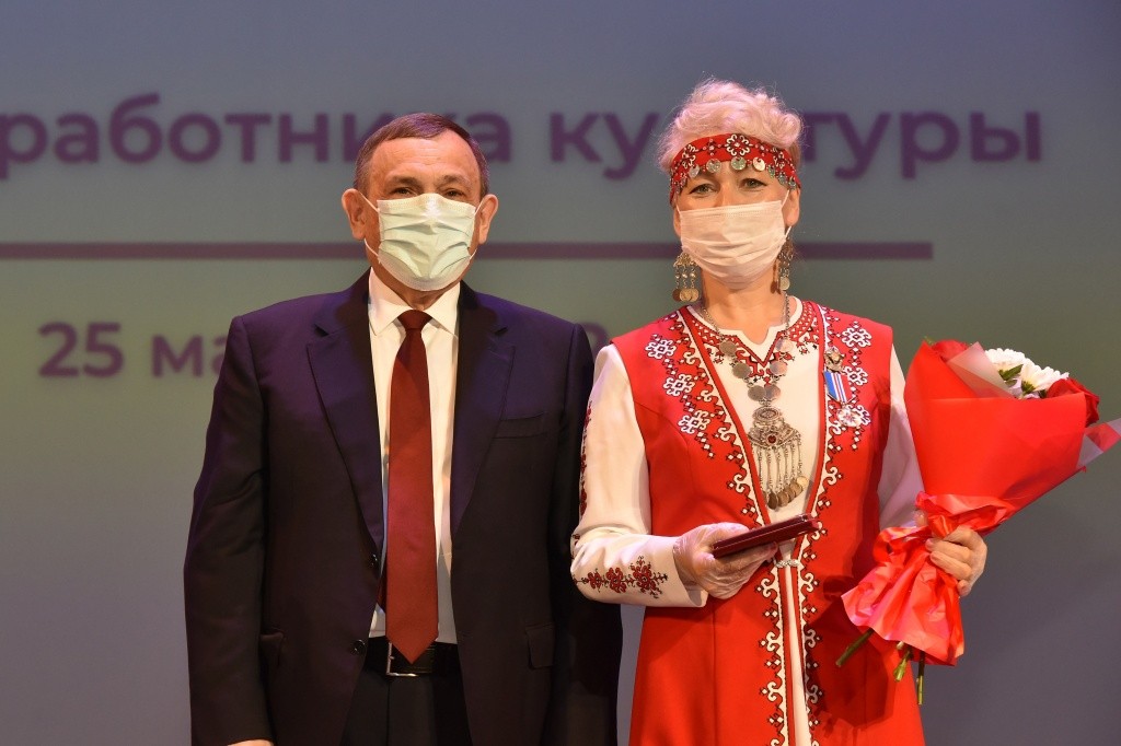 Глава Марий Эл и актриса Эльвира Лисицына. Фото предоставлено Организационно-аналитическим упроавленим Главы РМЭ.jpg