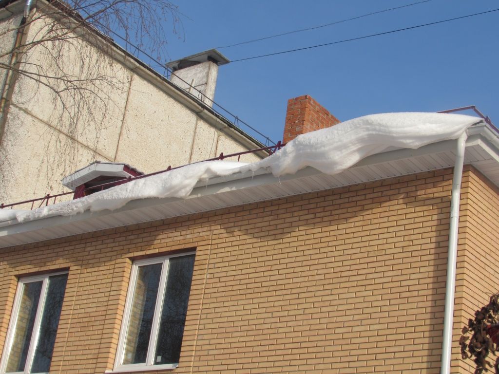 Снег на крыше