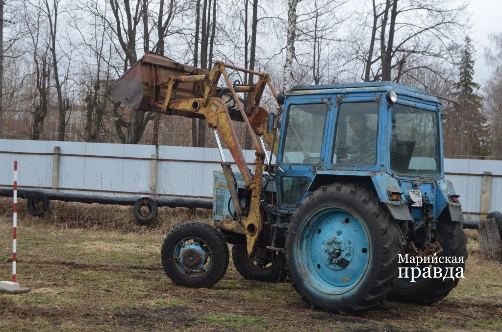 Студенты техникума на Беларуси отрабатывают фигурное вождение..jpg