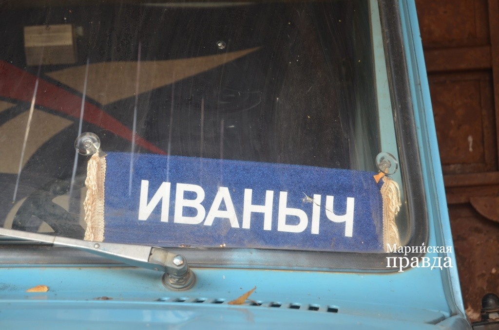 Грузовик имеет отличительный знак. Грузовик имеет отличительный знак..jpg