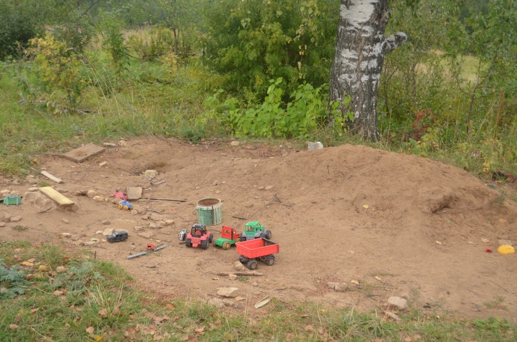 Песочница для внуков, которые летом приезжают из города погостить.JPG