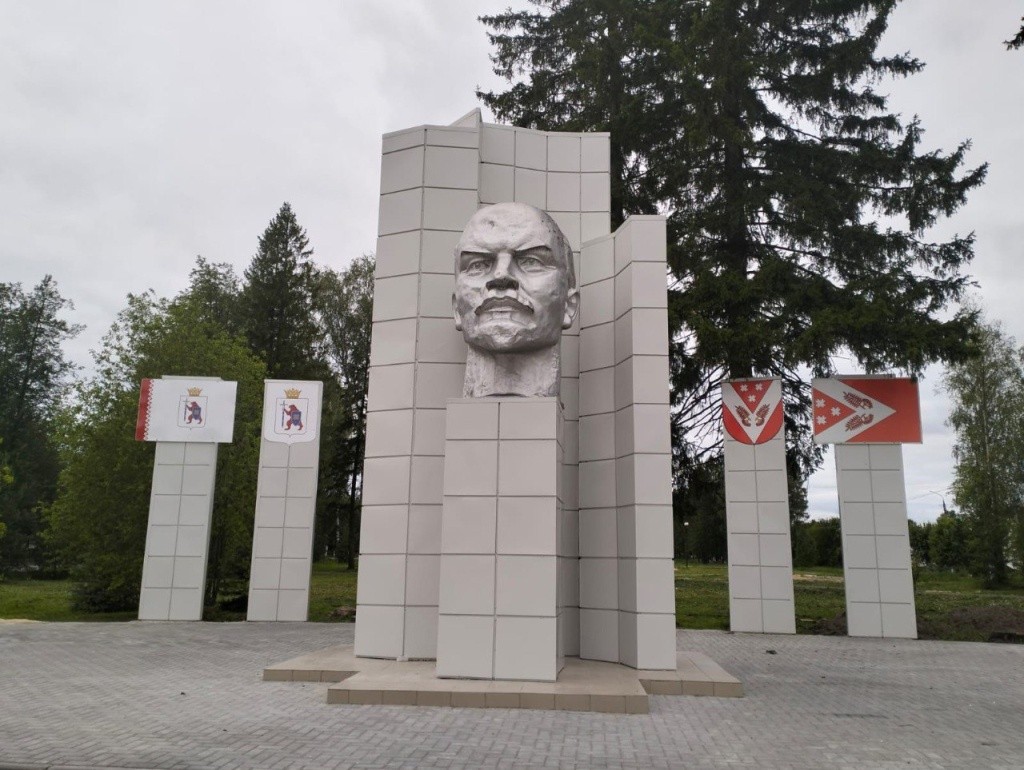 2.4.Памятник Ленину завершен.jpg