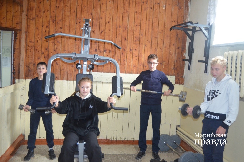 Лыжники в перемены между уроками любят потягать железо..jpg