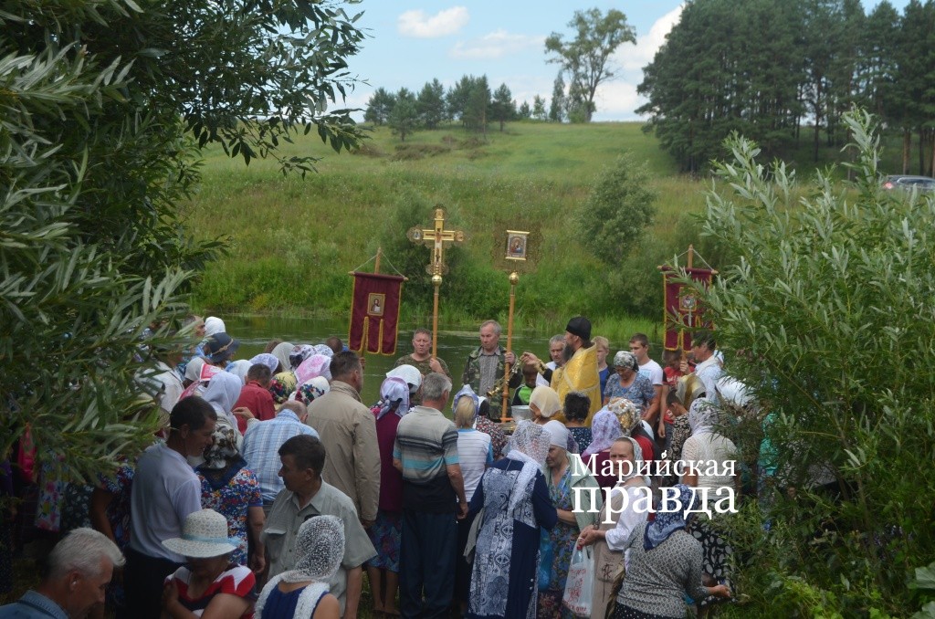 Крестный ход у святого источника..jpg