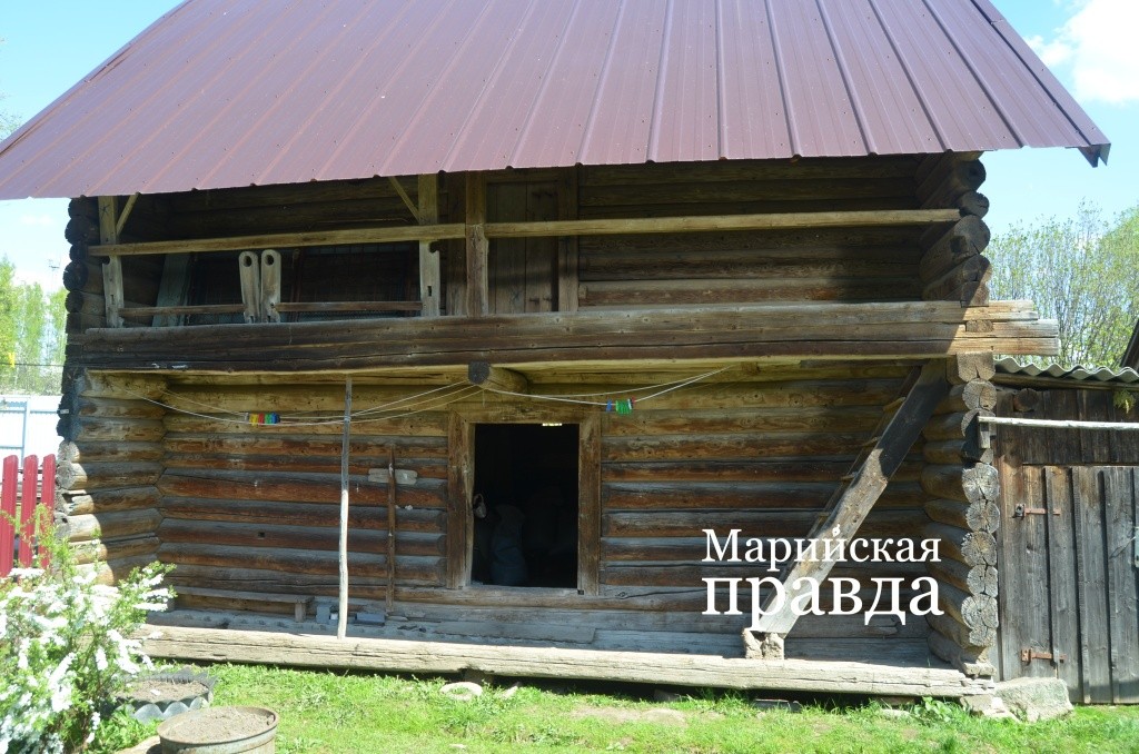 Крытая тесом крыша прохудилась и ее пришлось заменить кровельным железом 1.jpg