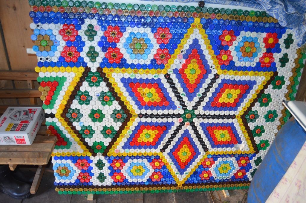 А вот эти шикарные панно, изготовленные из бутылочных пробок, украсят балкон квартиры Семеновых.JPG