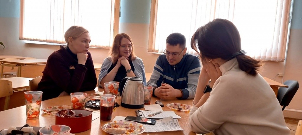 На фото учителя школы рассказывают журналисту "Марийской правды" о наставничестве. Светлана Смирнова (слева), Татьяна Лопарева ( в центре) и Николай Сморкалов (справа). Фото предоставлено Татьяной Лопаревой. TQkK7aIM0mXr3aXAbpi41_l2dzkkZEiWsx2nohJnrEDmH0R5ImAMgvrtcdrIN4NchMOmdS7VQ0QQPhYVMQ33SHf7.jpg