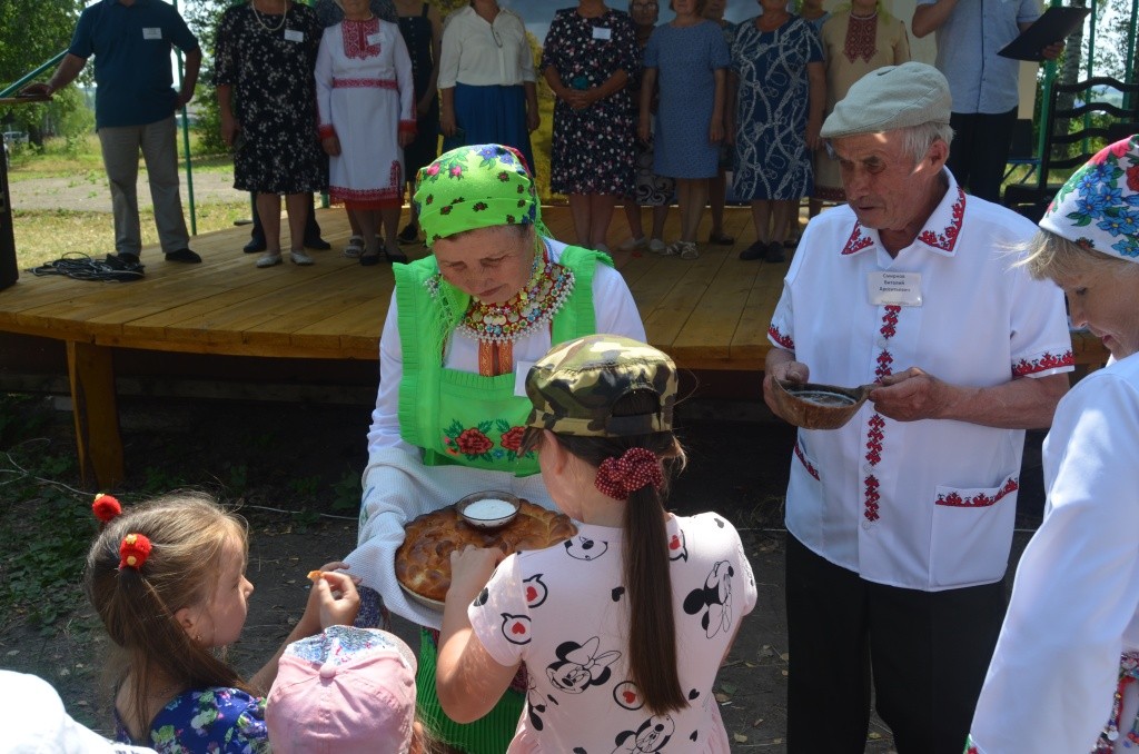 Хлебом-солью гостей встречали старейшины рода Раисия Абдулловна Данилова и Виталий Арсентьевич Смирнов и .jpg