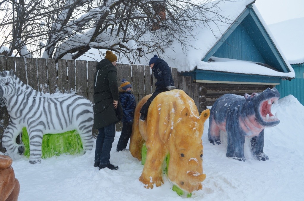 Ну как не посидеть на носороге, раз уж представилась такая возможность.JPG