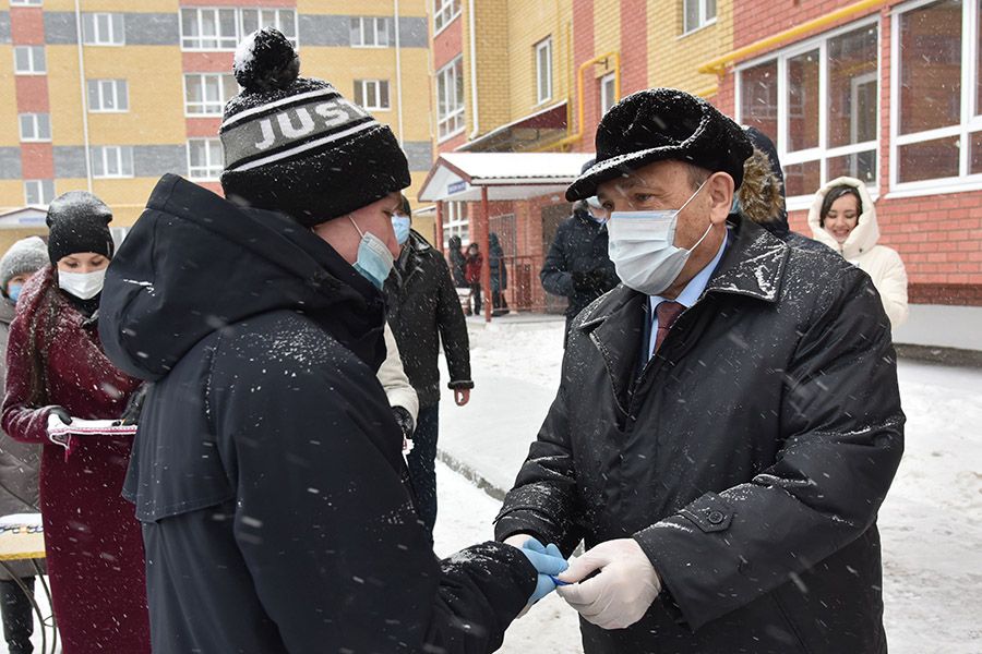 Глава Марий Эл вручил ключи от новых квартир звениговским переселенцам.jpg