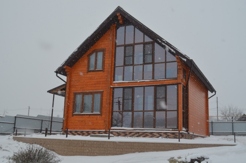 Поповы предпочли построить дом из экологичного деревянного бруса.JPG