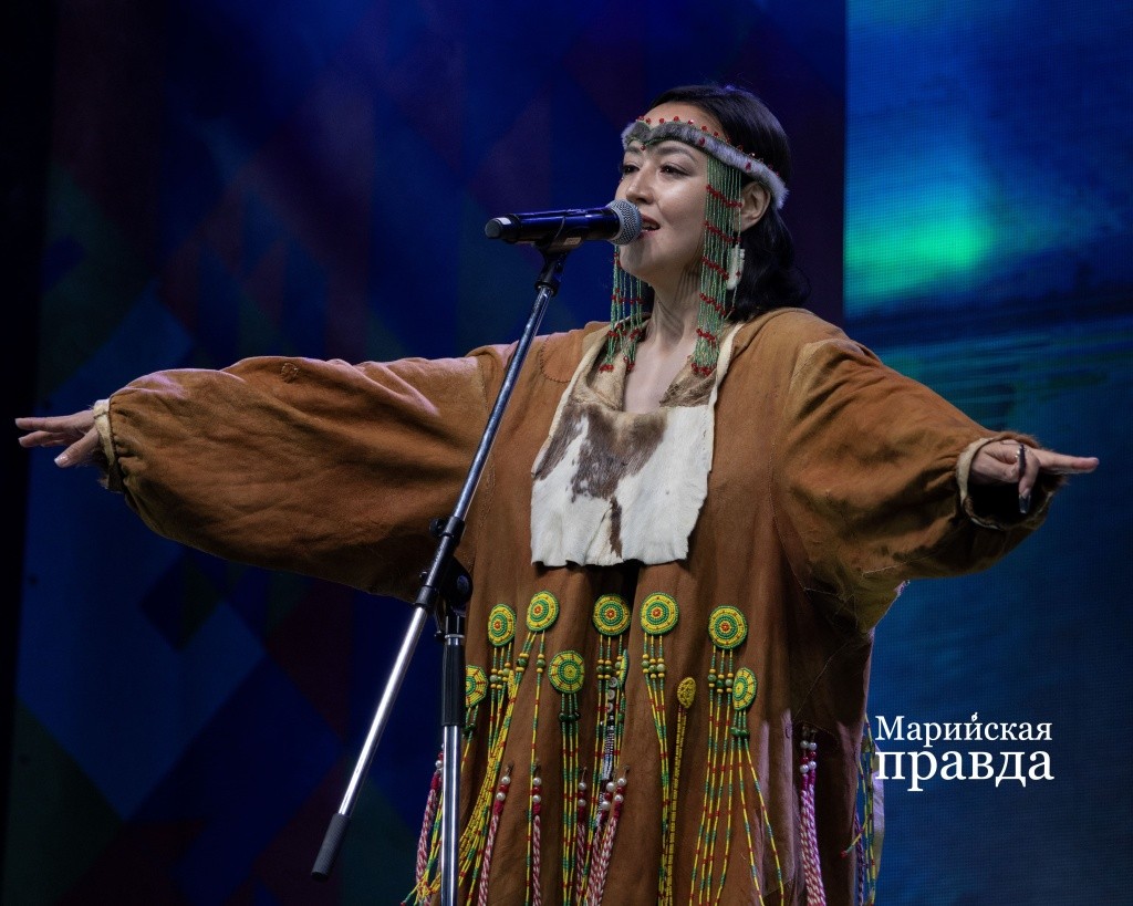 Исполнительница чукотского горлового пения Олит Тевлянаут.jpg