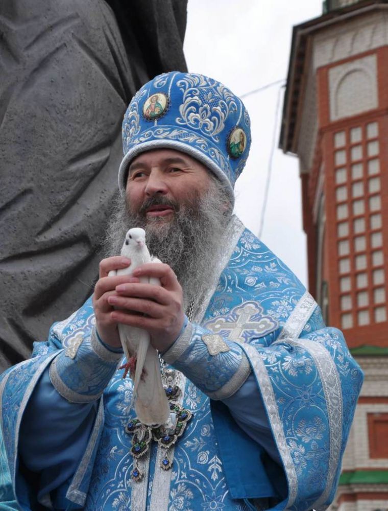 Владыка выпускает белых голубей.jpg