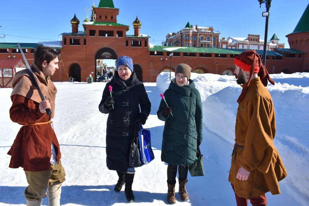 В столице Марий Эл воины раздавали дамам цветы