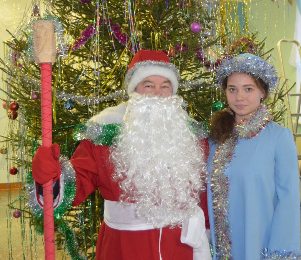 Снегурочки у дедушки меняются почти каждый год.JPG