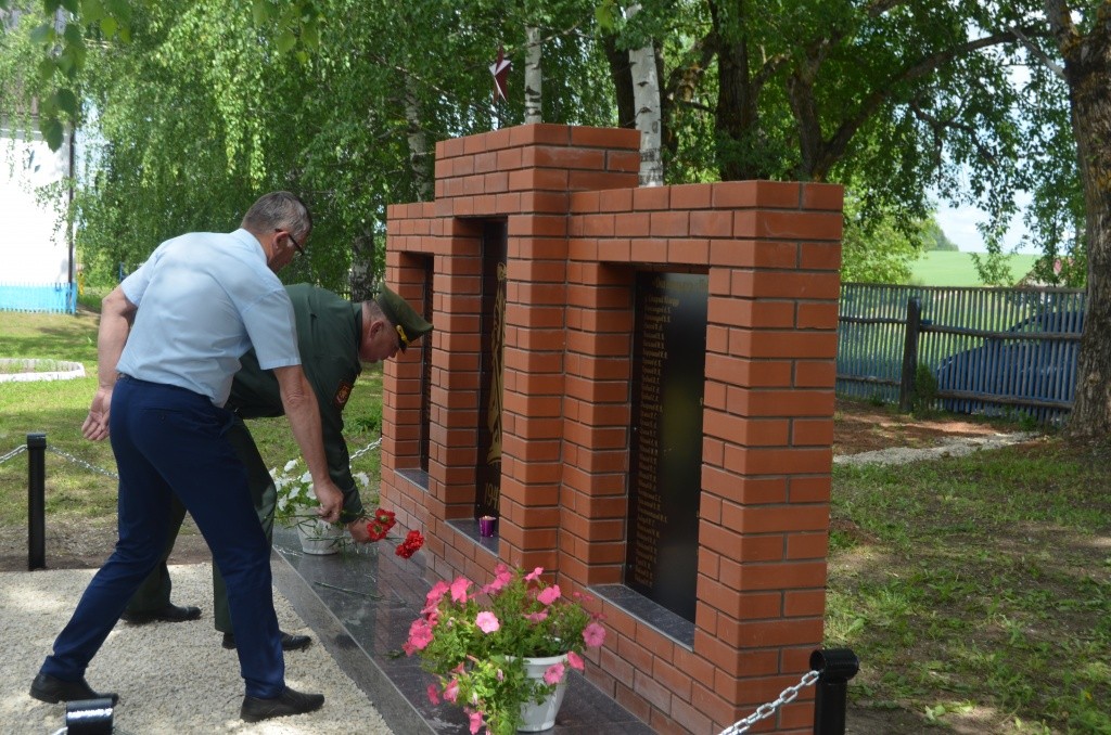 Возложение цветов.jpg