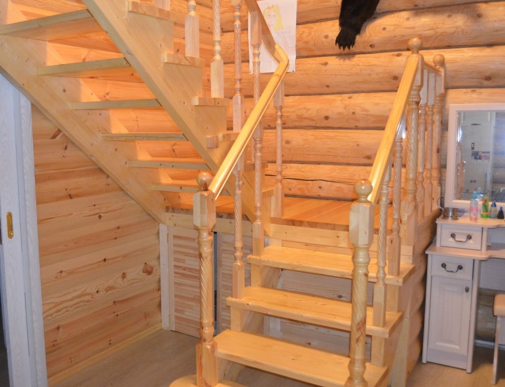 На второй этаж ведет очень симпатичная деревянная лестница.JPG