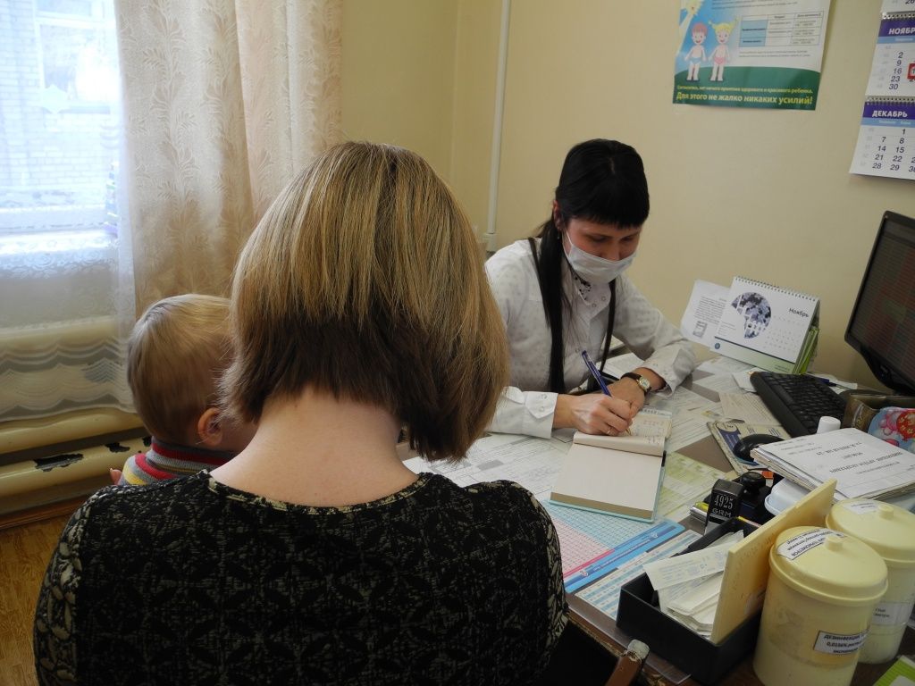 к мнению врача прислушиваются ответственные родители. (Фото Натальи Кулишовой).