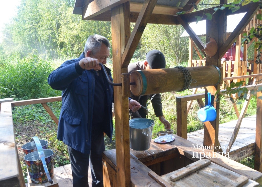 Одним из первых воды из источника попробовал глава администрации района Альфит Ибраев. Одним из первых воды из источника попробовал глава администрации района Альфит Ибраев..jpg