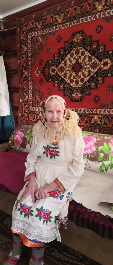 Для фотосессии Федосья Ивановна решила надеть любимое национальное платье.jpg