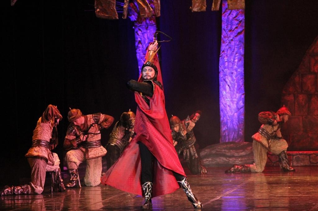 В образе Хана Гирея в балете Бахчисарайский фонтан. Фото предоставлено Константином Ивановым.jpg
