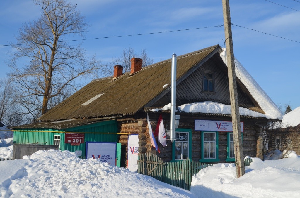 Избирательный участок №301 находится в помещении сельской библиотеки.JPG